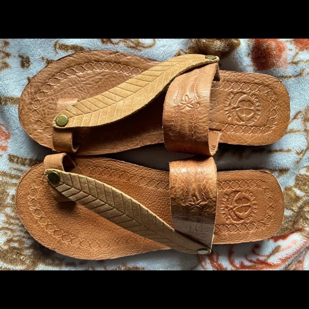 Lucky feather sandals